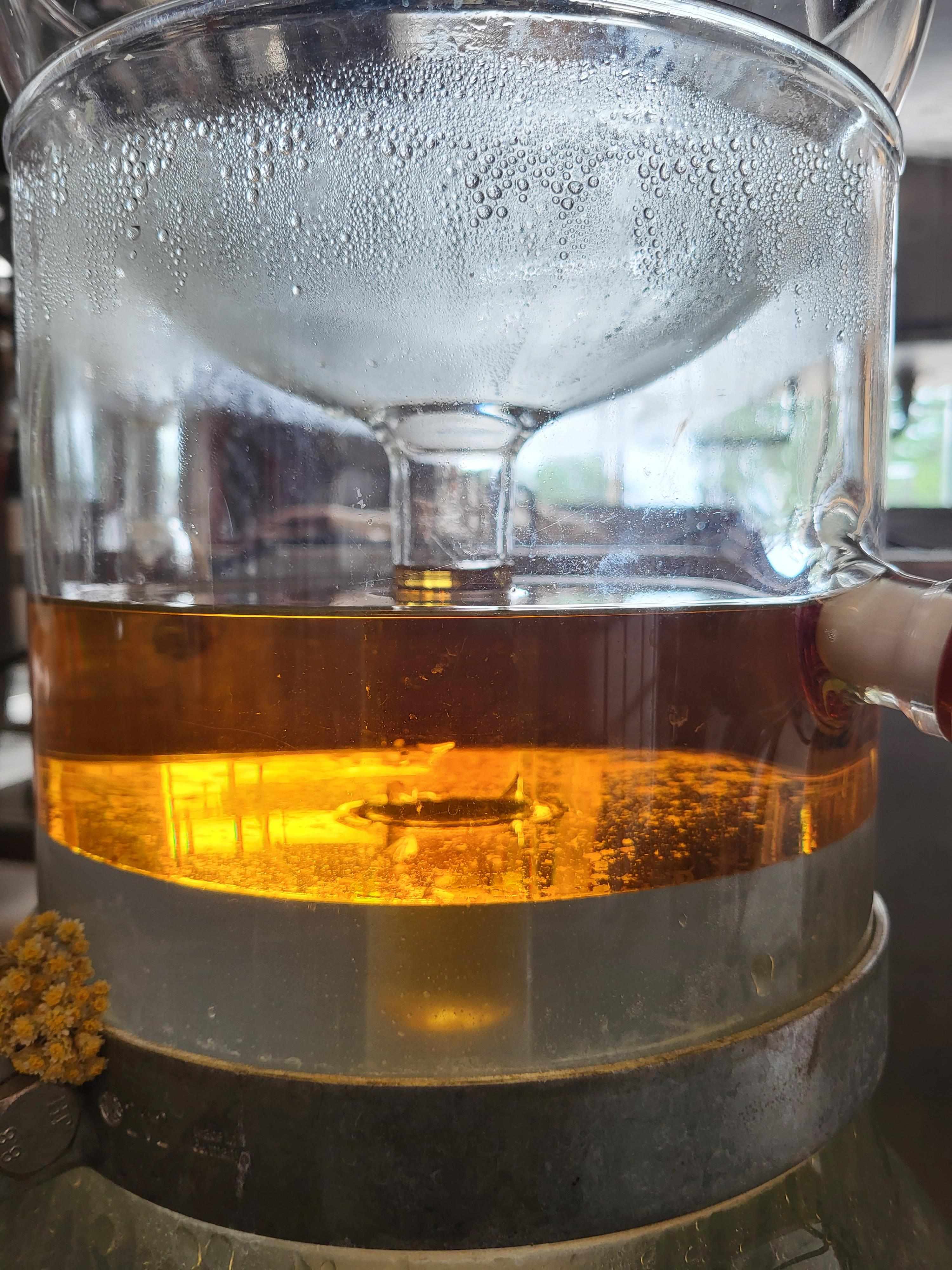 Decouvrez la distillation Aceite esencial de helicriso italiano 100% ecológico y artesanal