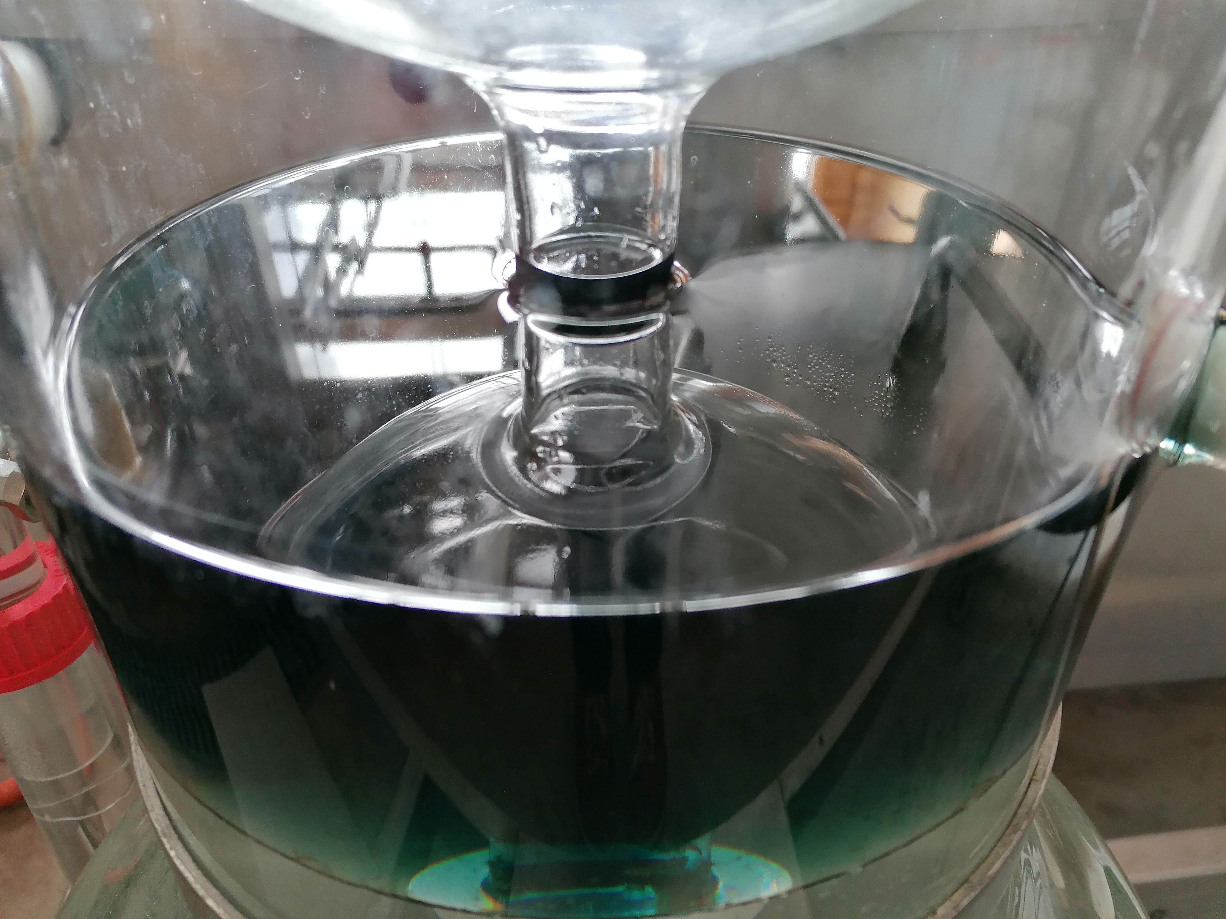 Decouvrez la distillation Aceite esencial de geranio rosa al bourbon 100% ecológico y artesanal